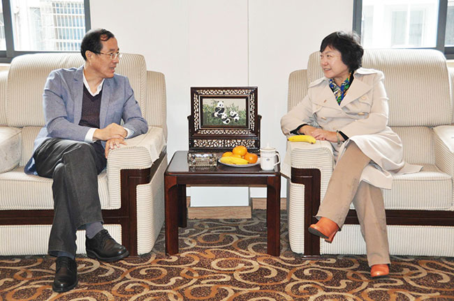 任珑会长和宁波市国际招标有限公司马国荣董事长在亲切交谈