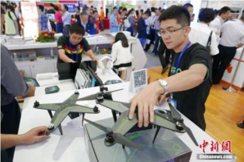 资料图：第十七届中国国际高新技术成果交易会上，多款无人机暨飞行器炫酷展示。中新社记者 陈文 摄