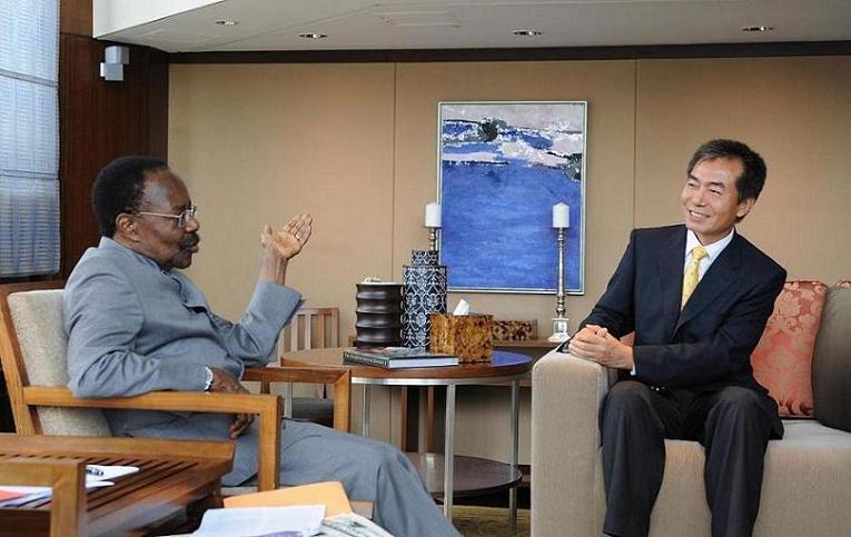 中国土产畜产进出口总公司刘永福总经理在香港拜会了加蓬总统邦戈